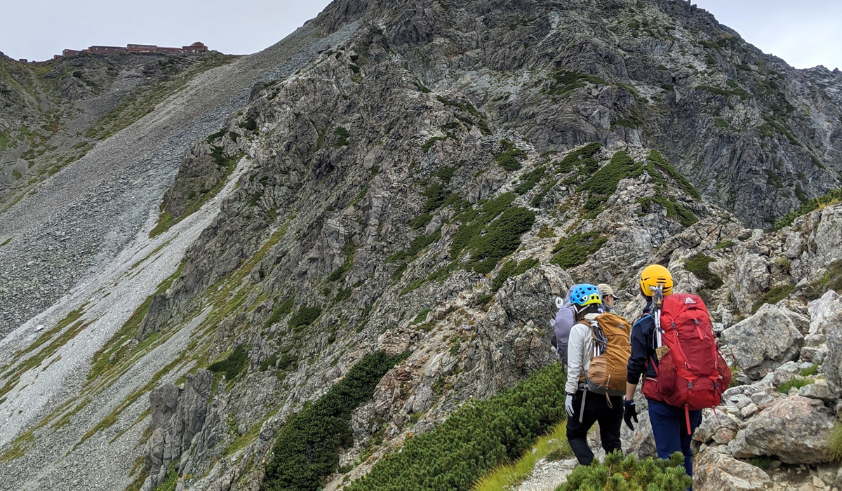 晴れた日も濡れた日も ずっと着て長い距離を歩こう Women S Long Trail Hoodyレビュー コラム Teton Bros